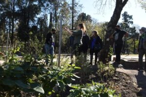 Puede ser una imagen de una o varias personas, personas de pie, naturaleza y árbol