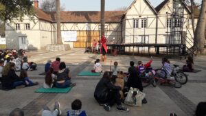 Puede ser una imagen de una o varias personas y al aire libre