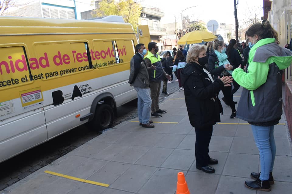 Puede ser una imagen de una o varias personas y carretera