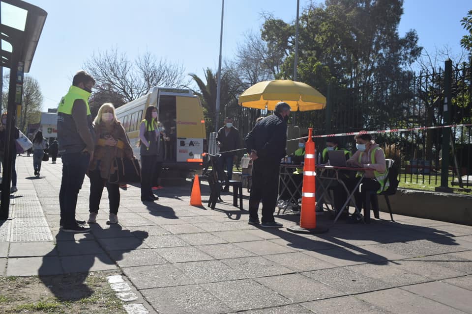 Puede ser una imagen de 2 personas, personas de pie y carretera