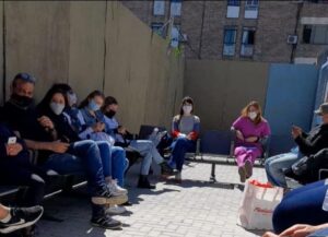 Puede ser una imagen de 4 personas, personas sentadas y al aire libre