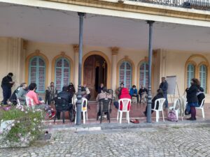 Puede ser una imagen de una o varias personas, personas de pie y al aire libre
