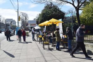 Puede ser una imagen de una o varias personas y calle
