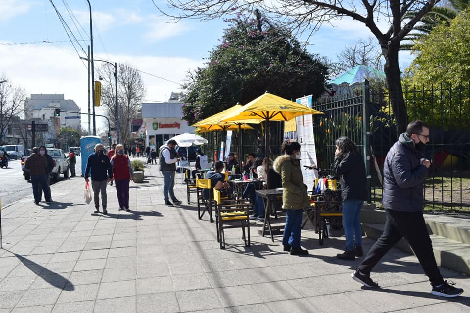 Puede ser una imagen de una o varias personas y calle