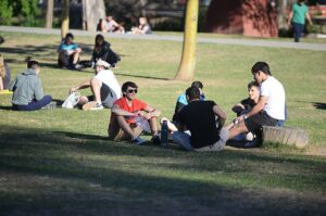 Llega octubre: el uso de barbijo no será obligatorio al aire libre pero sí en lugares cerrados