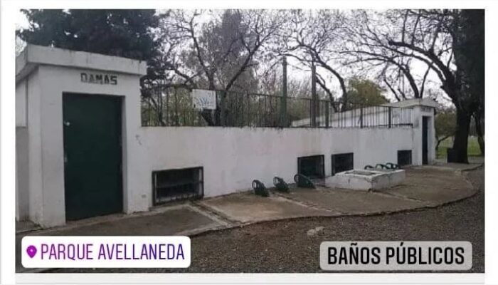 Demandan el funcionamiento de baños públicos en parques