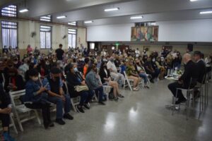 Puede ser una imagen de 2 personas y personas de pie