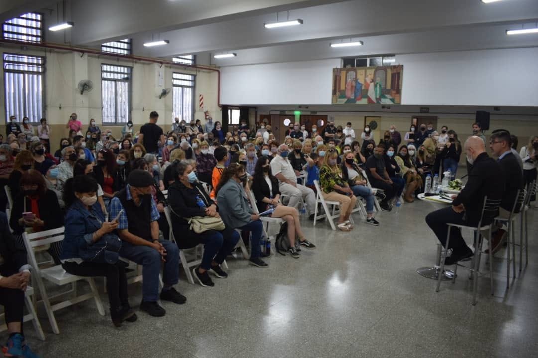 Puede ser una imagen de 2 personas y personas de pie
