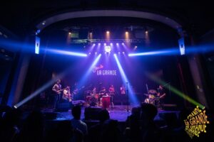 Puede ser una imagen de una o varias personas y personas tocando instrumentos musicales