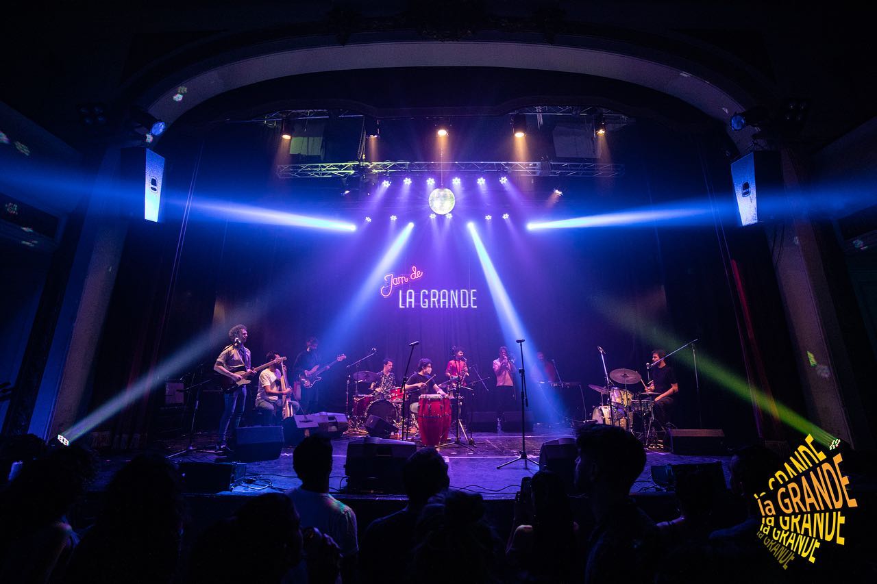 Puede ser una imagen de una o varias personas y personas tocando instrumentos musicales