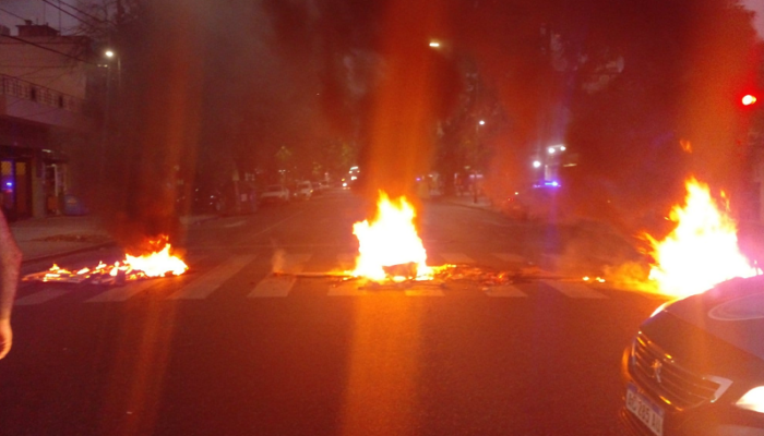 Enojo y protestas por los cortes de electricidad en la Comuna 9