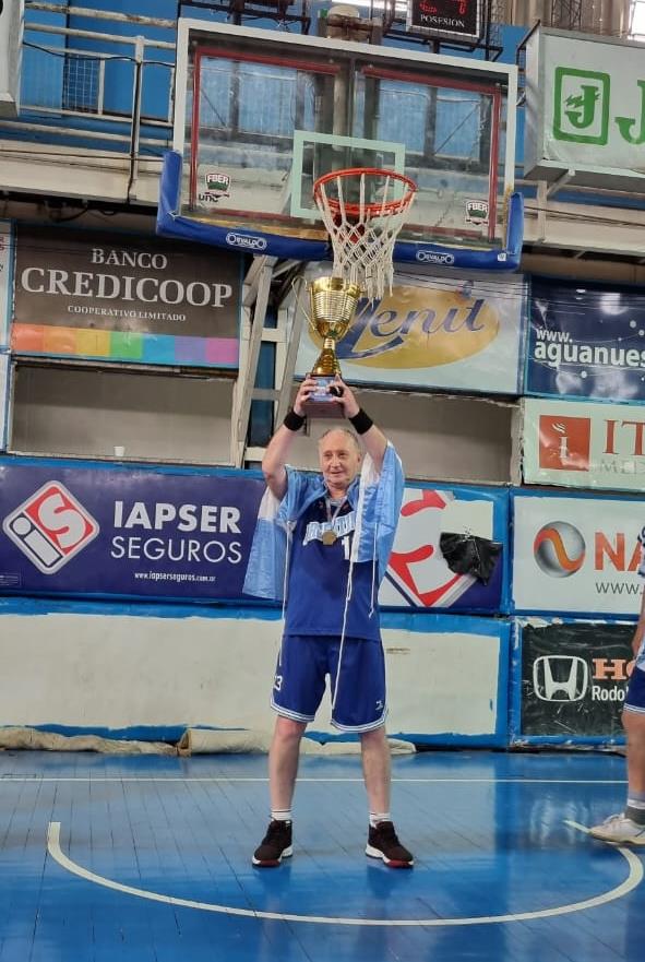 C:\Users\Liliana\Desktop\Revista septiembre 2024\Jorge Méndez levanta la copa como capitán del equipo de maxibasketball.jpg