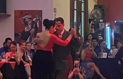 Bailar tango. Contenernos, abrazarnos y pasar un lindo momento, juntos