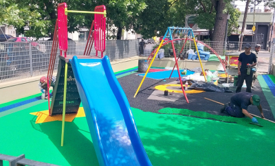 Trabajos de mantenimiento de patios de juegos en la Comuna 9