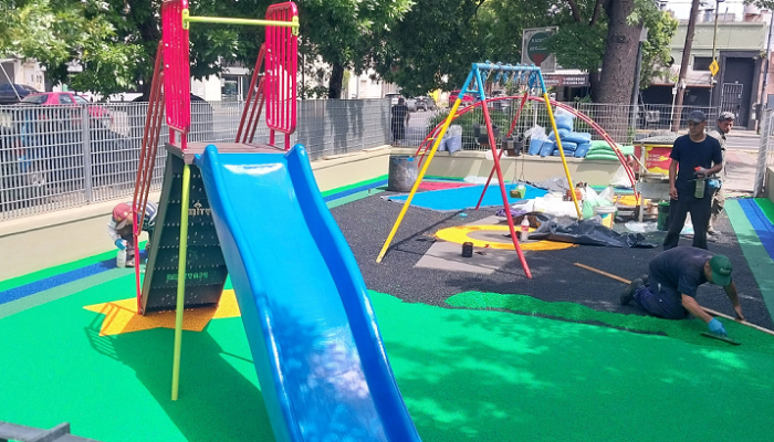 Trabajos de mantenimiento de patios de juegos en la Comuna 9