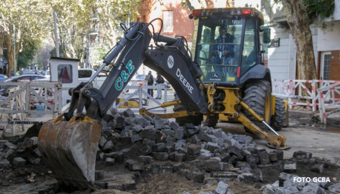 Se realiza el readoquinado de un sector de la calle José León Suárez