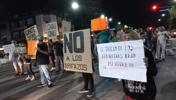 Los vecinos se manifiestan en las calles de la Comuna 9