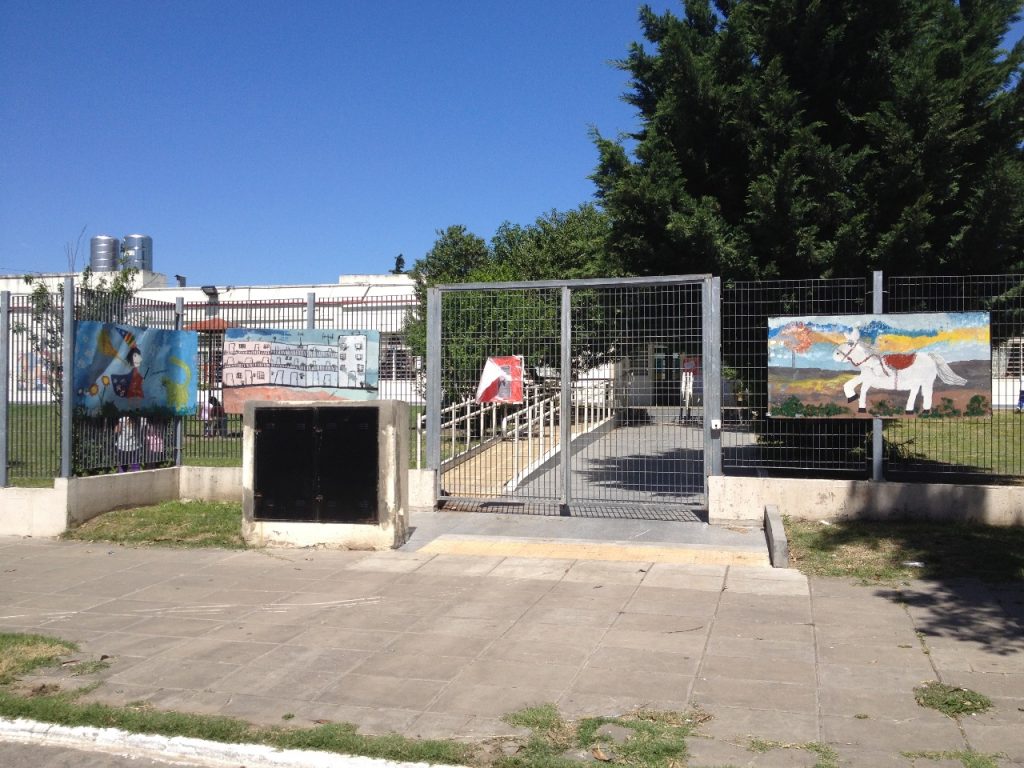 C:\Users\Liliana\Desktop\Página Liliana\Notas\Sin subir\Jardín los Perales\esc19 facha grande.jpeg