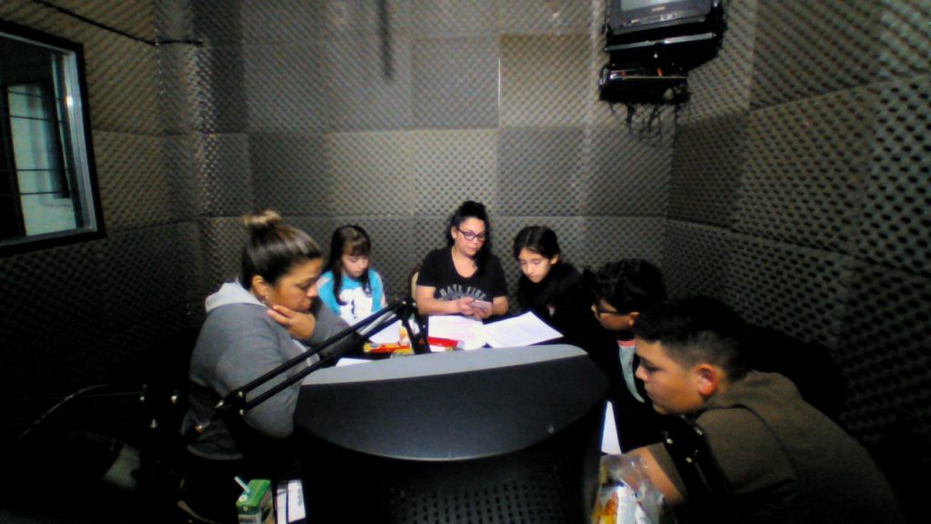 C:\Users\Liliana\Desktop\Revista octubre 2022\Radio flecha de oro\GRABACION RADIOTEATRO.jpg