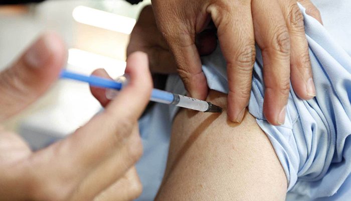 Médicos y médicas frente a los antivacunas: ¿Qué pasa en el consultorio?