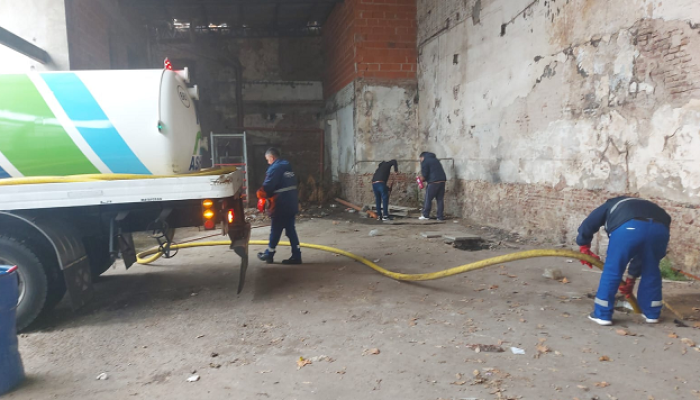 Destape de cañerías cloacales en el predio del Mercado de Hacienda