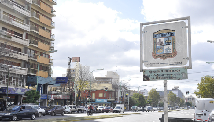 Piden que el emblema de Mataderos vuelva a su ubicación original