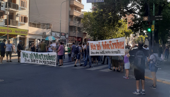 Metrobus Alberdi Directorio, protestas en la calle y recurso de amparo
