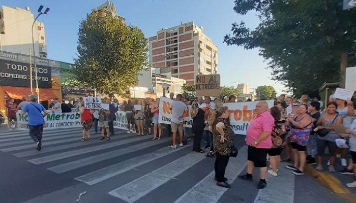 Vecinos y comerciantes, en la calle, contra el Metrobus Alberdi Directorio