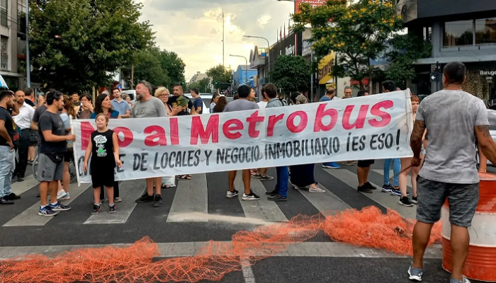 Vecinos y comerciantes continúan su lucha contra el Metrobus Alberdi Directorio
