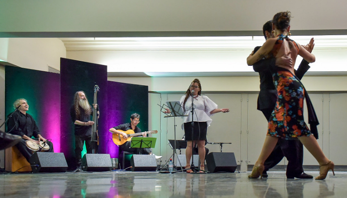 Milonga en El Plata, en el hall, con entrada libre y gratuita