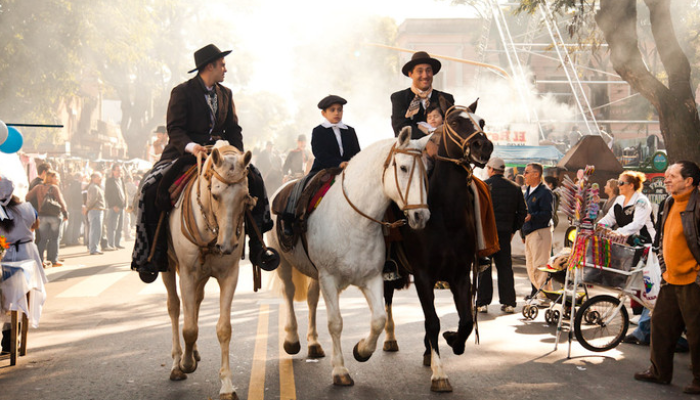 Desfile y festejo de la Tradición en Mataderos