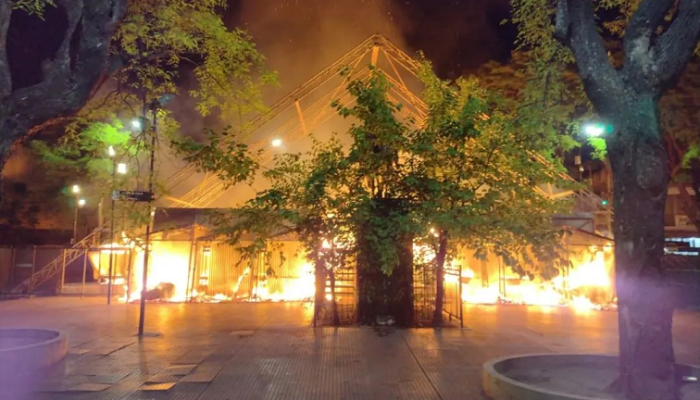 Se incendió el escenario de la tradicional Feria de Mataderos