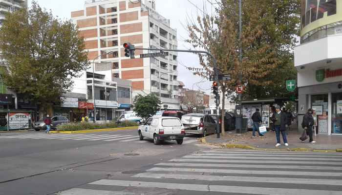 Av. Juan Bautista Alberdi, arte en la calle y preocupación por el futuro