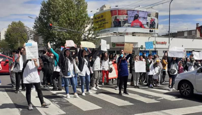 Semaforazo docente en Av. Juan B. Alberdi y Larrazábal