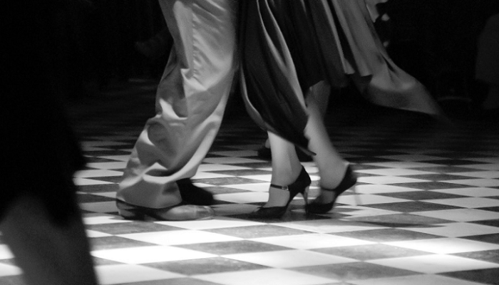 Milonga en el hall del Cine Teatro El Plata, con entrada libre