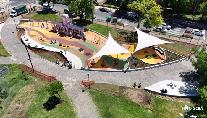 Los patios de juegos deberán garantizar la accesibilidad de niños y niñas