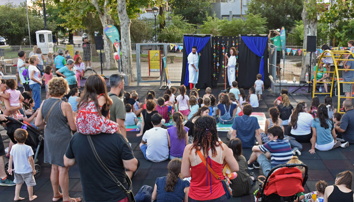 Actividades recreativas al aire libre en parques y plazas