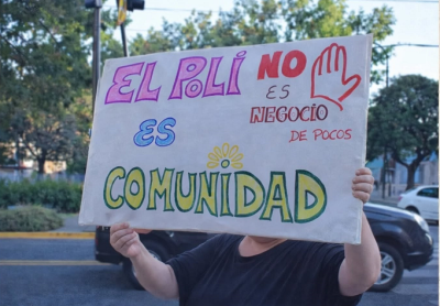 “No a la privatización. Queremos espacios verdes, no canchas privadas”
