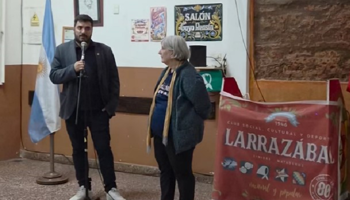 Entrega de bandeja protocolar al Club Larrazábal por su 80Aniversario
