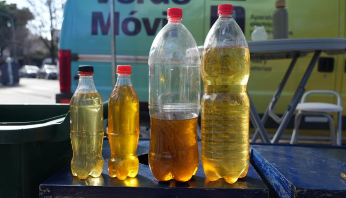 La Ciudad recibe aceite de cocina usado en los Puntos Verdes
